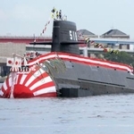 　川崎重工業神戸工場で開かれた新造潜水艦「そうげい」の進水式＝１４日正午ごろ、神戸市中央区