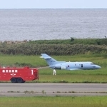 　滑走路を逸脱した航空自衛隊新潟救難隊所属のＵ１２５Ａ救難捜索機＝９月１９日、新潟空港