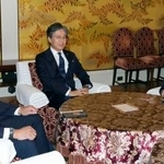 　会談に臨む（左から）国民民主党の榛葉幹事長、立憲民主党の安住幹事長、日本維新の会の中司幹事長＝１４日午後、国会