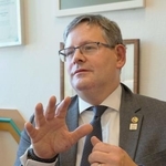 　手話を使い取材に応じる、聴覚障害者の国際スポーツ大会「デフリンピック」を主催する国際ろう者スポーツ委員会（ＩＣＳＤ）のアダム・コーサ会長＝ブダペスト（共同）