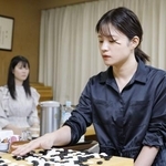 　囲碁の第４４期女流本因坊戦５番勝負の第３局で星合志保四段を破った藤沢里菜女流本因坊＝１４日午後、東京都千代田区の日本棋院