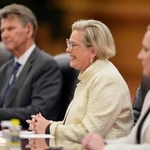 　中国の習近平国家主席と会談するアイスランドのトーマスドッティル大統領＝１４日、北京の人民大会堂（共同）