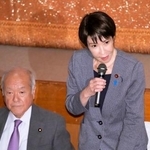 　両院議員懇談会に先立って開かれた両院議員総会で発言する、自民党の高市総裁。左は鈴木幹事長＝１４日午後、東京・永田町の党本部