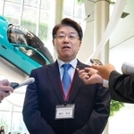 　小米科技（シャオミ）のＥＶ工場を視察後、取材に応じる東京都日中友好議員連盟協議会の東村邦浩会長＝１４日、北京（共同）