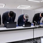 　記者会見で謝罪する茨城県教育委員会の幹部ら＝１４日午後、茨城県庁
