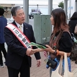 　神奈川県警茅ケ崎署の一日署長に就任し、通行人に特殊詐欺への警戒を呼びかける徳光和夫さん＝１４日午後、茅ケ崎市
