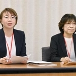 　１００自治体の「待機児童」数を発表する「保育園を考える親の会」の幹部＝１４日午後、東京都千代田区
