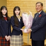 　ファッション雑誌「ニコラ」専属モデルの（左から）崎浜梨瑚さん、中瀬梨里さんと写真に納まる石破首相＝１４日夜、首相官邸