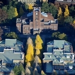 　東京大学本郷キャンパス内にある安田講堂（中央上）