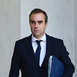 　フランス・パリの大統領府を出るルコルニュ首相＝１４日（ロイター＝共同）
