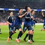 　日本-ブラジル　後半、上田（１８）がチーム３点目のゴールを決め、喜ぶ日本代表＝味の素スタジアム