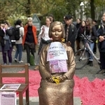 　ベルリン市ミッテ区の公有地にある少女像＝７日（共同）