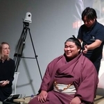 　１４日、ロンドンの「ジャパン・ハウス」でのイベントで大銀杏を披露した伯桜鵬（共同）