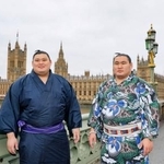 　大相撲公演を前にロンドン市内を観光する大の里（左）、豊昇龍の両横綱。奥は英議会議事堂の大時計「ビッグベン」＝１４日（共同）