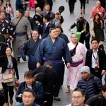 　大相撲公演を前にロンドン市内を観光する横綱大の里（中央）＝１４日（共同）