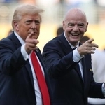 　サッカーのクラブワールドカップ決勝を観戦したトランプ米大統領（左）とＦＩＦＡのインファンティノ会長＝７月、米東部ニュージャージー州（ゲッティ＝共同）