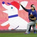 　キャッチボールするドジャース・大谷＝１３日、ミルウォーキー（共同）