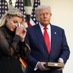 　米ホワイトハウスで、保守系活動家チャーリー・カーク氏の妻エリカさん（左）と並ぶトランプ大統領＝１４日、ワシントン（ロイター＝共同）
