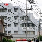 　入所者の女性２人が血を流し、意識のない状態で病院に搬送される事件があった老人ホーム（奥）＝１５日午前９時１４分、埼玉県鶴ケ島市