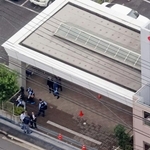 　入所者の女性２人が死亡する事件があった老人ホームを調べる捜査員＝１５日午前９時３６分、埼玉県鶴ケ島市で共同通信社ヘリから