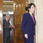 　１０日、公明党の斉藤代表との会談を終えた自民党の高市総裁。奥は鈴木幹事長＝国会