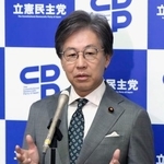 　記者団の取材に応じる立憲民主党の安住幹事長＝１５日午前、国会