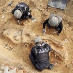 　２０２０年に南北非武装地帯で韓国側が行った遺骨発掘（韓国政府提供・聯合＝共同）
