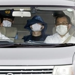 　野津英滉被告（後部座席中央）＝２０２０年、兵庫県警宝塚署
