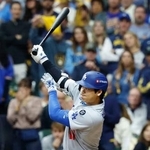　ブルワーズ戦の７回、右前適時打を放つドジャース・大谷＝ミルウォーキー（共同）