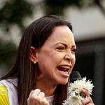 　ベネズエラ・カラカスで、支持者に向けて演説する野党指導者マリア・コリナ・マチャド氏＝１月（ロイター＝共同）