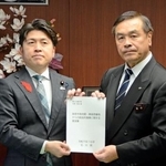　中野国交相（左）に要望書を手渡す石川県の馳浩知事＝１５日午前、国交省