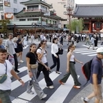 　東京・浅草を歩く訪日客ら＝９月