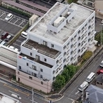 　入所者の女性２人が死亡する事件があった老人ホーム「若葉ナーシングホーム」＝１５日午前９時４２分、埼玉県鶴ケ島市（共同通信社ヘリから）