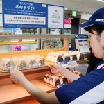 　店内調理が再開し、陳列されるミニストップのおにぎり＝１５日午後、千葉市