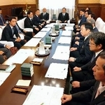 　国会内で開かれた衆院の議院運営委員会理事会。公明党の吉田宣弘衆院議員（右手前から２人目）は与党と向かい合う野党側の席に着席した＝１５日午前