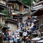 　訪日客などで混み合う京都・清水寺近くの産寧坂。政府は２０２５年１～９月に日本を訪れた外国人客の累計が年間３千万人を最速で突破したと発表した＝１５日午後