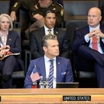 　ＮＡＴＯ国防相理事会に出席したヘグセス米国防長官（手前）＝１５日、ブリュッセル（共同）