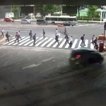 　防犯カメラに写った、事故直前に反対車線にはみ出す軽乗用車＝１５日午前７時４０分ごろ、名古屋市中村区