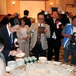 　全国漁港漁場大会で振る舞われたフグの刺身＝１５日午後、山口県下関市