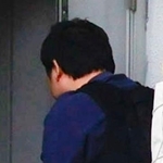 　名古屋・東署に入る鈴木佑介容疑者＝１５日午前１１時１４分