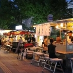 　福岡市内の屋台（福岡市提供）