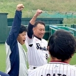 　秋季練習が始まり、あいさつで気勢を上げるヤクルトの池山隆寛新監督（中央）と塩見＝１５日、埼玉県戸田市