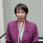 　国民民主党の玉木代表との会談を終え、記者団の取材に応じる自民党の高市総裁＝１５日午後、国会