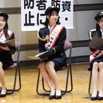 　警視庁神田署の一日署長に就任したアイドルグループ「≠ＭＥ」の本田珠由記さん（右）ら＝１５日午後、東京都千代田区