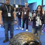 　「広州交易会」で展示された、街頭監視などの機能を備えた自走型のロボット＝１５日、中国広東省広州市（共同）