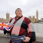 　大相撲公演を前にロンドン市内を観光する熱海富士。奥は英議会議事堂の大時計「ビッグベン」＝１４日（共同）