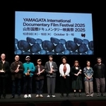 　山形国際ドキュメンタリー映画祭の各部門を受賞した監督ら＝１５日午後、山形市