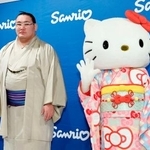 　「ジャパン・ハウス」で記者会見し、「ハローキティ」と写真に納まる横綱豊昇龍＝１５日、ロンドン（（Ｃ）２０２５　ＳＡＮＲＩＯ　ＣＯ．，ＬＴＤ．、共同）