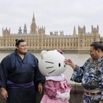 　大相撲公演を前にロンドン市内で、「ハローキティ」と写真に納まる豊昇龍（右）と大の里の両横綱＝１４日（（Ｃ）２０２５　ＳＡＮＲＩＯ　ＣＯ．，ＬＴＤ．、共同）