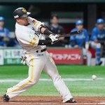 　１０回ソフトバンク１死満塁、山川が左前にサヨナラ打を放つ＝みずほペイペイドーム